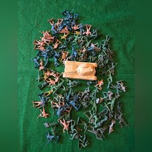 Lot 135 US Army WWII Vietnam Plastic Toy Soldiers 2" +  1 Tank 6"